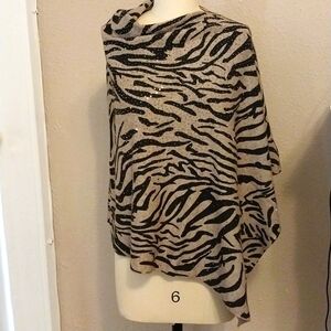 NWOT 0NEIMAN MARCUS SHAWL